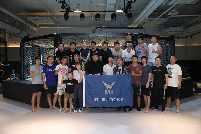 拳击惊险逆转取胜，粉丝狂欢不已